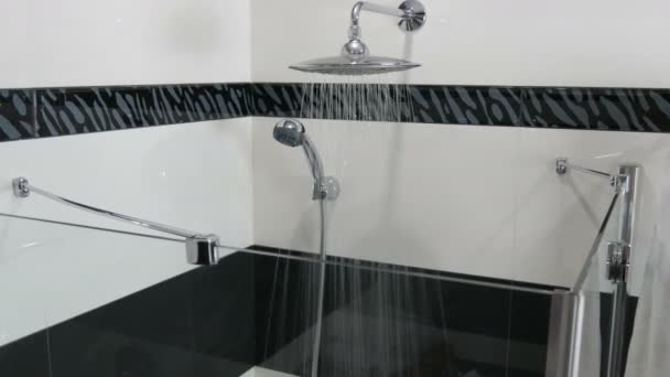 Moderna cabina doccia, l'acqua scorre dalla doccia — Video Stock