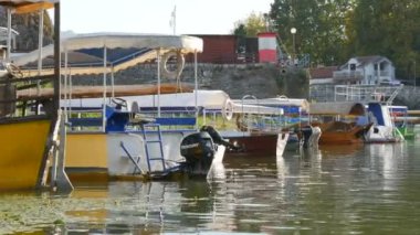 Virpazar, Karadağ - 25 Ağustos 2020: Turkuaz arkaplanındaki boş zevk veya balıkçı tekneleri bir tatlı su nehri veya gölün şeffaf suları