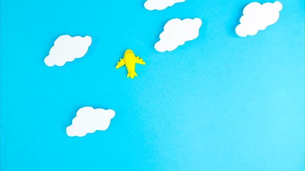 Animation stop motion. Petit avion jaune volant sur fond de nuages ciel bleu. Avion, Voyage, transport aérien, verrouillage d'extrémité et concept de quarantaine — Video