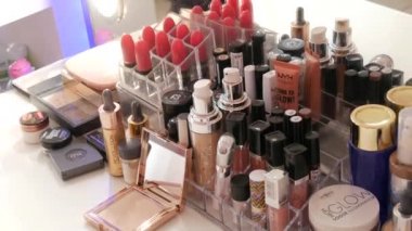 17 Mart 2021 - Kamenskoe, Ukrayna: Profesyonel makyaj sanatçılarının masasında geniş bir kozmetik seti, vakıf, ruj, pudra, kapatıcı, göz farı, sim, paletler