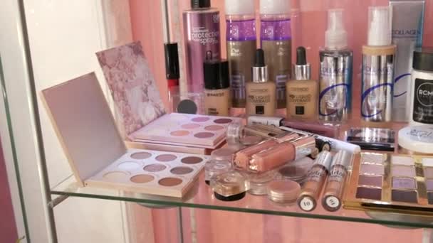 17 maart 2021 - Kamenskoe, Oekraïne: Een grote set cosmetica, foundation, lippenstift, poeder, concealer, oogschaduw, glitters, paletten van verschillende bedrijven op tafel van professionele make-up artiest — Stockvideo