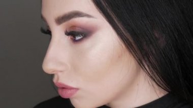 Stüdyoda poz veren güzel, genç bir kız model akşam dumanlı gözleriyle. Uzun siyah saçlar ve kahverengi gözler...