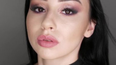 Stüdyoda poz veren güzel, genç bir kız model akşam dumanlı gözleriyle. Uzun siyah saçlar ve kahverengi gözler