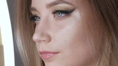 Şık bir akşamda güzel bir genç kız modelinin portresi dumanlı gözler kameraya bakar ve yakın çekim görüntüsü verir.