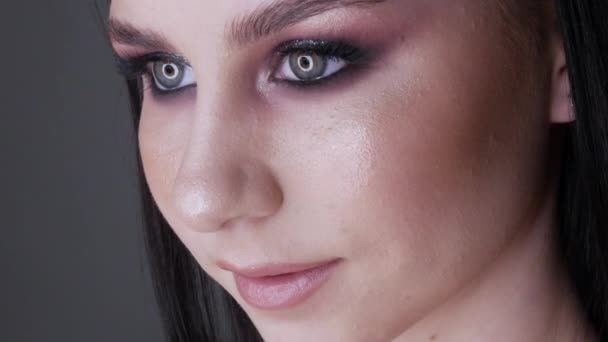 Hermosa joven modelo con elegante noche maquillaje ojos ahumados posando y sonriendo, alta moda — Vídeos de Stock