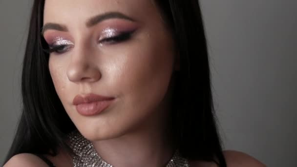 Jeune femme avec belle soirée lumineuse maquillage posant en studio — Video