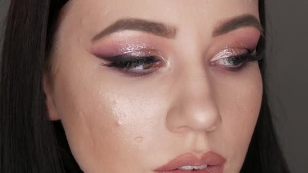 Jeune femme avec belle soirée lumineuse maquillage posant en studio — Video