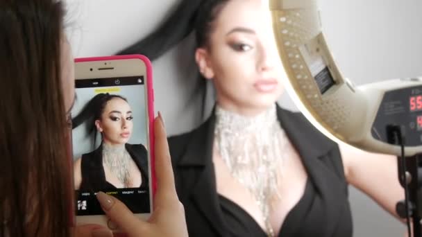Lány modell pózol fotós okostelefon, felirat szöveg orosz nyelven — Stock videók