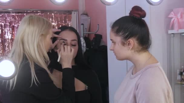 女孩化妆艺术家在美容院做模特化妆 — 图库视频影像
