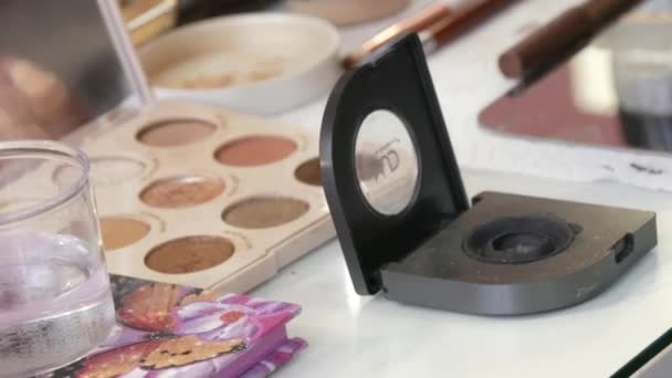 20 maart 2021 - Kamenskoe, Oekraïne: Bijzonder zwart eyeliner op tafel van de make-up kunstenaar. Make-up borstel — Stockvideo