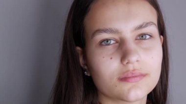 Makyajsız güzel kız model kameranın önünde poz veriyor. Gençlik ve sağlık