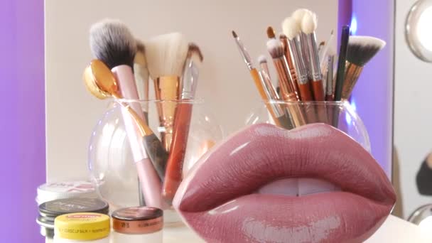 2021年3月19日- -乌克兰卡门斯科奥：一套不同的化妆品在美容院架子上的一个特殊杯子里刷着 — 图库视频影像