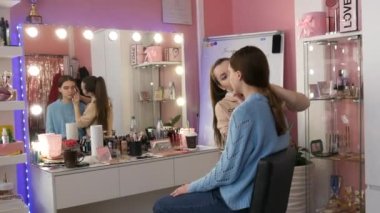 22 Mart 2021 - Kamenskoe, Ukrayna: Makyaj sanatçıları için özel bir okulda makyaj yapmak üzere modeller üzerine eğitim