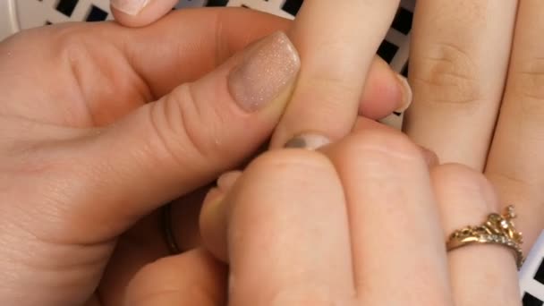 Specjalne narzędzia manicure polerować i przycinać naskórek na paznokciach w domu z bliska widok — Wideo stockowe