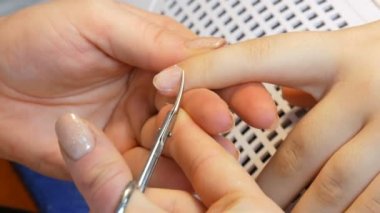 Manikür makası evdeki tırnakların tırnaklarını keser.