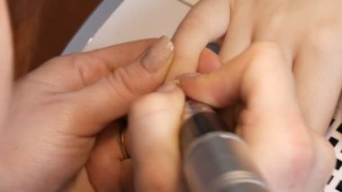 Özel manikür araçları ev görüntüsünde tırnakları parlatır ve tırlar.