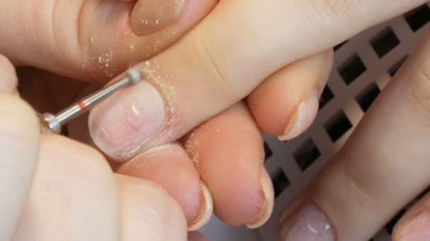 Specjalne narzędzia manicure polerować i przycinać naskórek na paznokciach w domu z bliska widok — Wideo stockowe