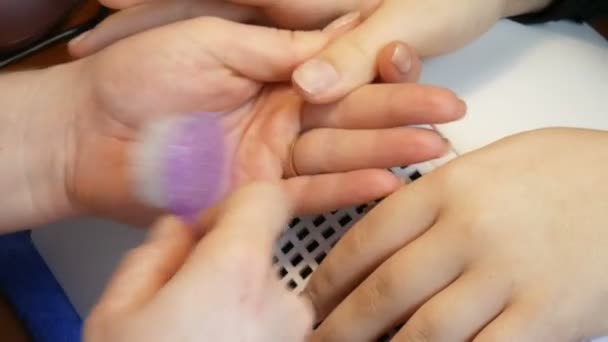 Leštění nehtů na ženských rukou v nehtovém studiu pomocí speciálního štětce. Oprava a lakování detailního pohledu na nehty — Stock video