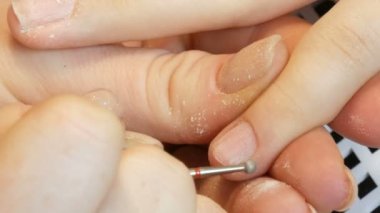 Özel manikür araçları ev görüntüsünde tırnakları parlatır ve tırlar.