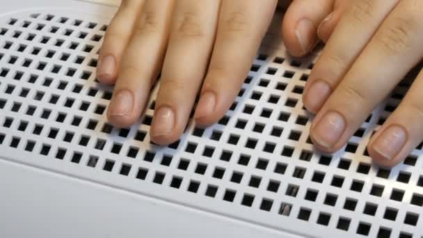 Unkempt uñas cortas sucias en las manos de una mujer en un salón de uñas. Corrección y pintura de las uñas vista de cerca — Vídeos de Stock