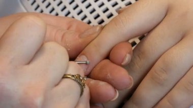 Özel manikür aletleri evde tırnakları cilalayıp tırnaklarını törpülüyor.