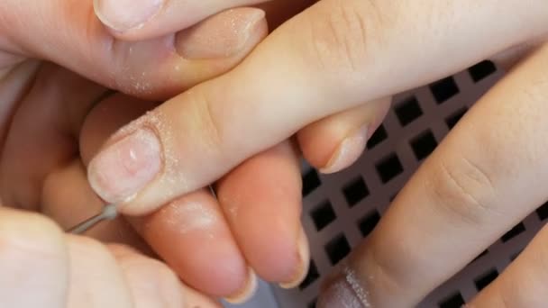 Speciella manikyrverktyg polera och trimma nagelband på naglarna hemma — Stockvideo