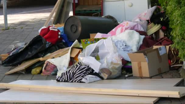 27 kwietnia 2021 - Kehl, Niemcy: Duże stosy śmieci domowych, meble, rzeczy, przedmioty gospodarstwa domowego leżą na ulicy przed jego usunięciem przez śmieciarkę. Raz do roku ludzie rzucają niechcianymi rzeczami. — Wideo stockowe
