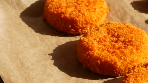 Camembert-Käse in Teig aus nächster Nähe auf einer Veranda mit Backblech. Fast-Food-Zubereitung — Stockvideo