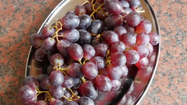 Bunches of ripe pink grapes on the kitchen table at home — Stock Video