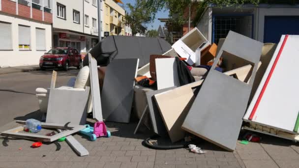 27 avril 2021 - Kehl, Allemagne : De grands tas d'ordures ménagères, de meubles, d'effets personnels et d'articles ménagers se trouvent dans la rue avant d'être enlevés par camion à ordures. Une fois par an, les gens jettent des objets indésirables — Video