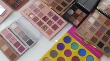 Kamenskoe, Ukrayna - 30 Mart 2021: Profesyonel bir makyaj salonundaki masada çok renkli göz falı paletleri