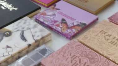 Kamenskoe, Ukrayna - 30 Mart 2021: Profesyonel bir makyaj salonundaki masada çok renkli göz falı paletleri