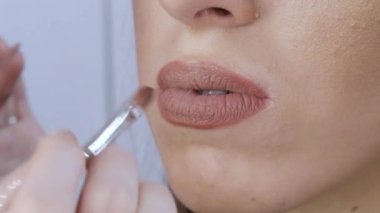 Çıplak bej ruj özel bir fırçayla sürülür