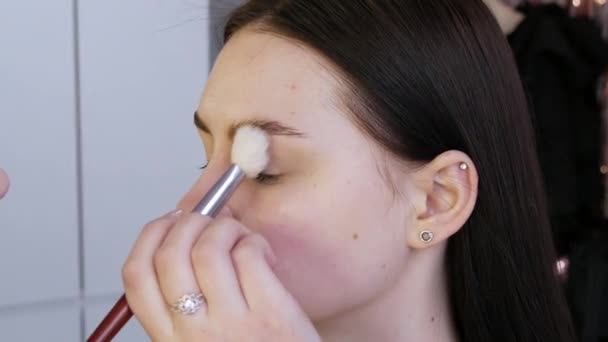 Vor dem Make-up durch einen professionellen Maskenbildner im Studio eine Fundamente-Basis auftragen — Stockvideo