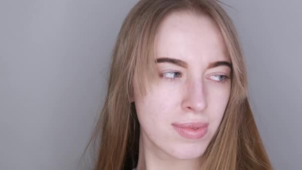 Junges Mädchen mit blauen Augen ohne Make-up posiert für die Kamera — Stockvideo