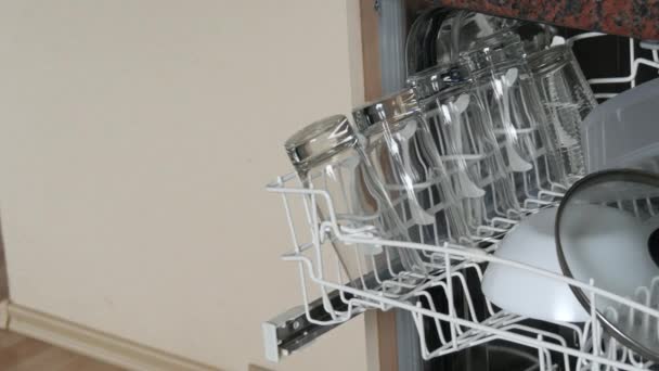 Bersihkan, baru dicuci piring di mesin cuci piring. Pelat, pot, sendok, garpu, gelas dan cangkir sangat bersih — Stok Video