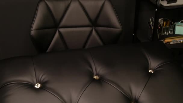 Piękna czarna skórzana kanapa w gabinecie lekarzy lub kosmetyczek — Wideo stockowe