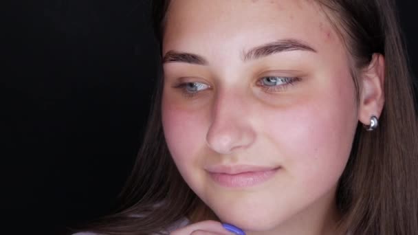 Schöne Mädchen Modell posiert vor der Kamera. Junge Frau ohne Make-up vor dem Schminken auf grauem Hintergrund — Stockvideo