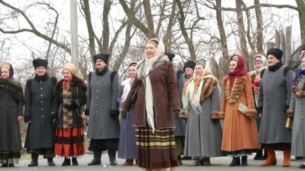 Zaporizhzhia, Ukraina - 13 mars 2021: Kosackteaterföreställning med autentiska ukrainska folkdräkter med sånger framför publiken — Stockvideo