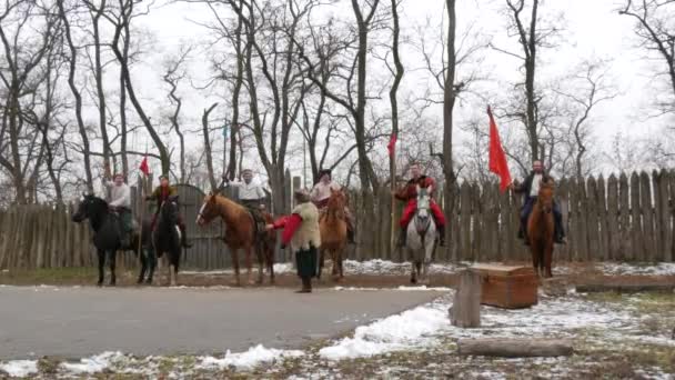 Zaporizhzhia, Ukrayna - 13 Mart 2021: Otantik Ukrayna halk kıyafetleriyle birlikte at sırtında şarkılar ve hilelerle Kazak tiyatrosu gösterisi. Kazak adamlar seyircilerin önünde eğleniyor. — Stok video