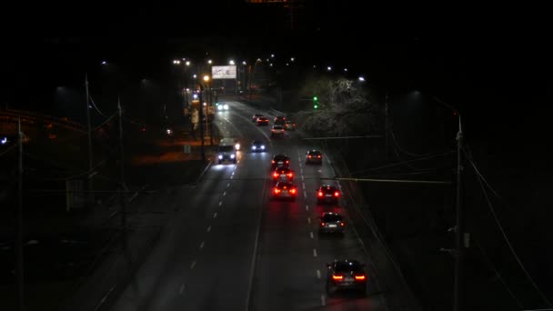Нічний рух, вид на жваву вечірню автостраду на якій їздять автомобілі. — стокове відео