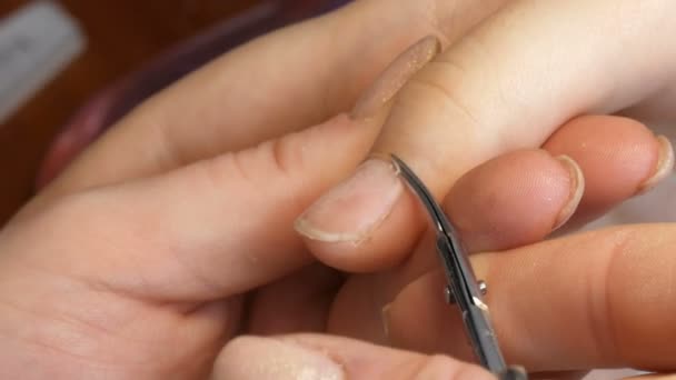 Manicure scissors trim the cuticles on the nails at home — Stock Video