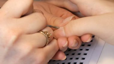 Özel manikür araçları ev görüntüsünde tırnakları parlatır ve tırlar.