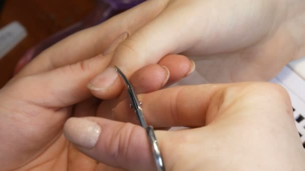 Tijeras de manicura recortar las cutículas en las uñas en casa — Vídeos de Stock