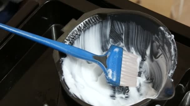 20 gennaio 2021 - Kamenskoe, Ucraina: La mano del maestro parrucchiere prende una speciale tintura per capelli con una spazzola in un contenitore — Video Stock