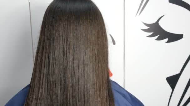 Dlouhé, zdravé, lesklé husté vlasy mladé ženy tmavé barvy — Stock video