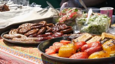 Ukrayna ulusal tarzında çeşitli sosis ve sebzelerle zenginleştirilmiş yemek salonu masası.