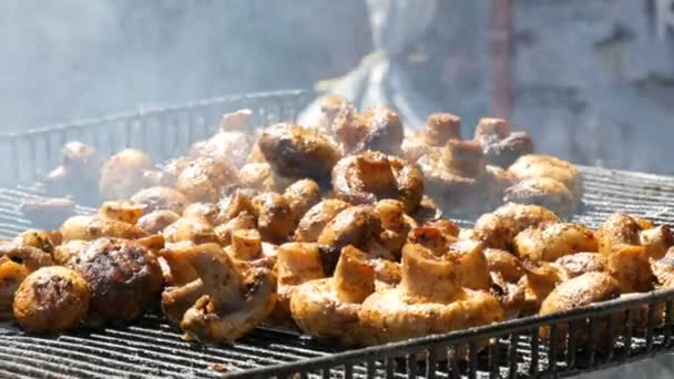 Grote champignons worden gegrild op grill — Stockvideo