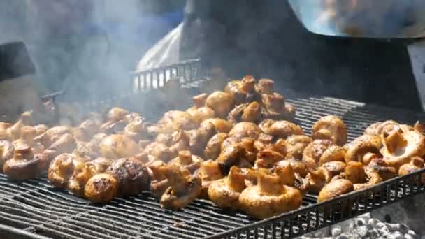 Grote champignons worden gegrild op grill — Stockvideo