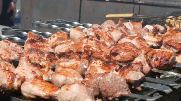 Deliciosa carne suculenta de shish kebab en pincho frito sobre humo — Vídeo de stock